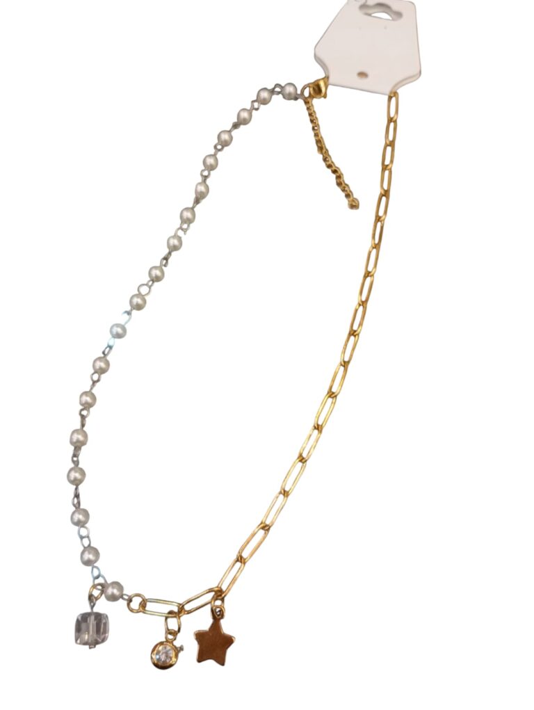 Collar con perlas y dijes en acero dorado