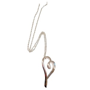 cadena de corazon calado en acero blanco
