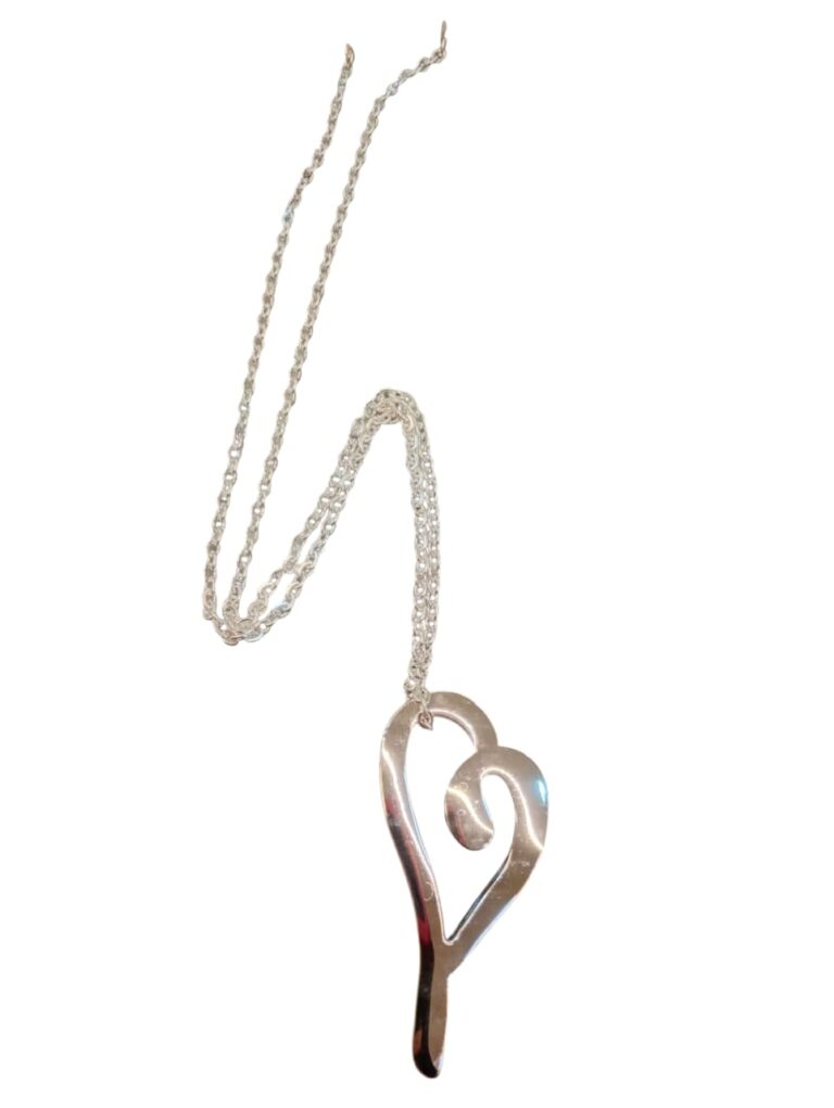 cadena de corazon calado en acero blanco