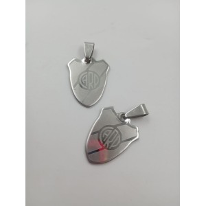 Dije de river con relieve en acero
