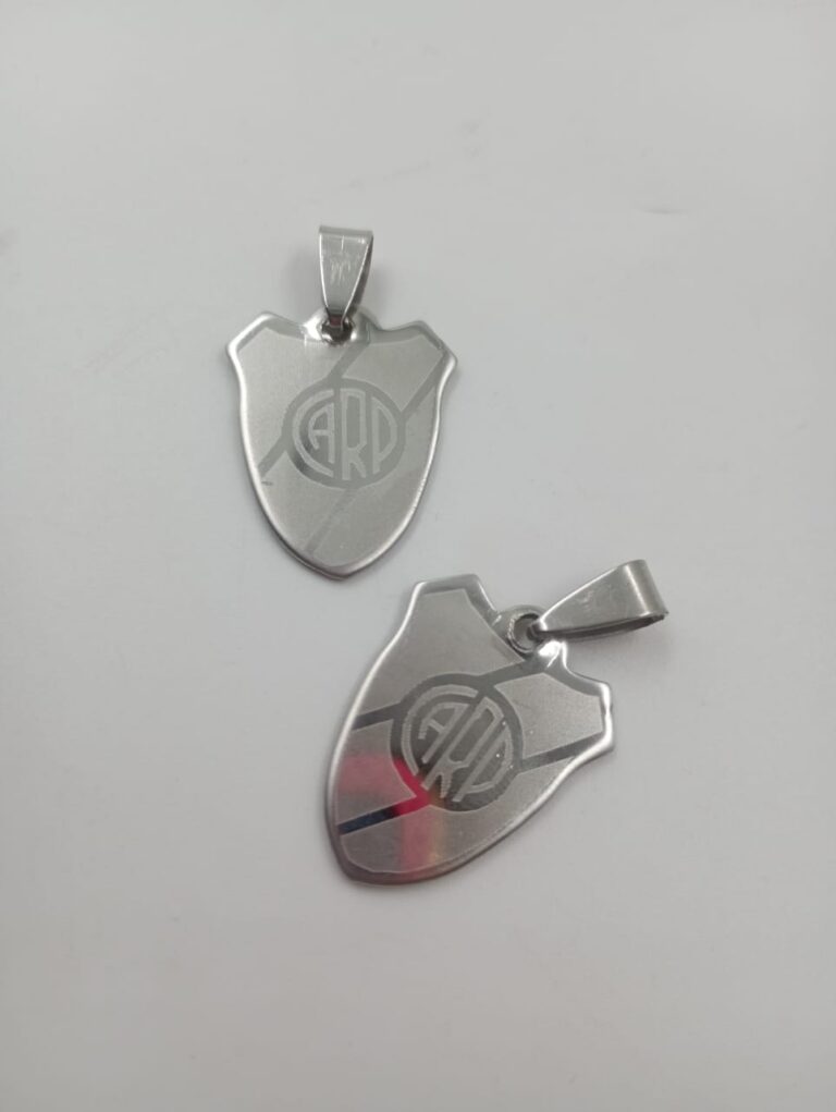 Dije de river con relieve en acero