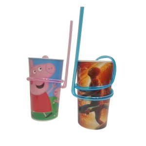 Vasos de niño con diseños y bombilla