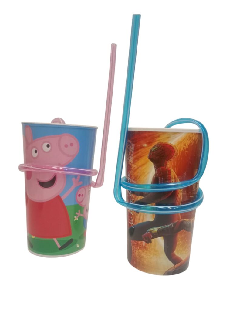 Vasos de niño con diseños y bombilla
