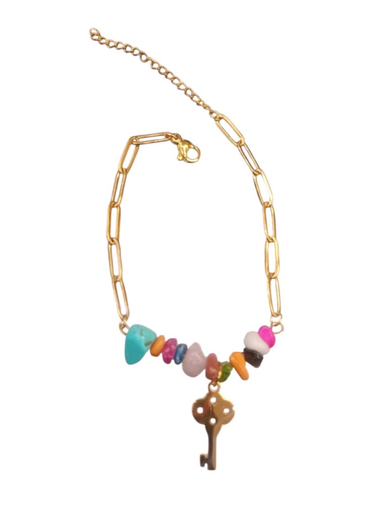 Pulseras con dijes en acero dorado