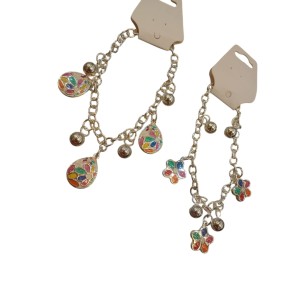 pulcera con dijes de flores en acero blanco