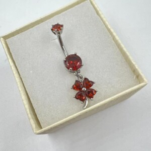 PIERCING OMBLIGO TREBOL ROJO