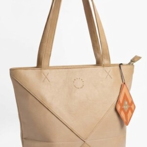 TOTE BAG BEIGE DE ECOCUERO CON COSTURAS DIAGONALES AMAYRA